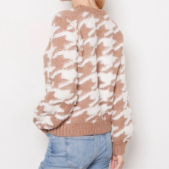 Line & Dot Houndstooth Pullover
Sweater(Size Medium) - Picture 2 of 7
